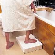 Marche pied pour baignoire réglable en hauteur