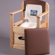 Chaise percée avec chasse d'eau