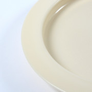 Assiette avec bord intérieur
