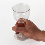 Verre à pied ergonomique Etac Tasty