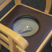 Chaise percée en bois Allure