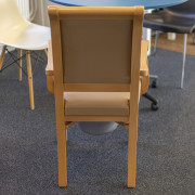 Chaise percée en bois Allure