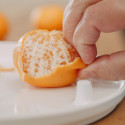 Assiette antidérapante utilisable à une main