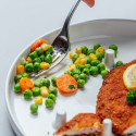 Assiette antidérapante utilisable à une main
