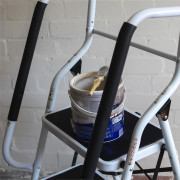 Escabeau de sécurité avec main courante