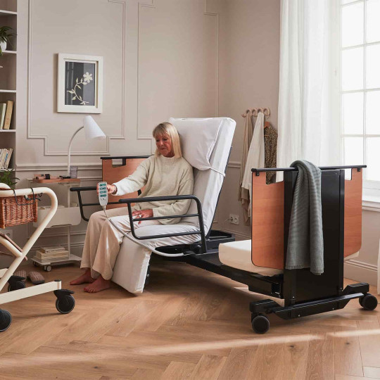 lit médicalisé rotatif et releveur ORBIT à position assise tous ergo