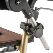 Porte sérum pour déambulateur ou fauteuil roulant