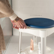 Tabouret de douche pivotant avec plateau