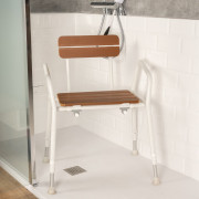 Chaise de douche effet bois avec accoudoirs