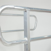 Rampe d'accès large avec main courante