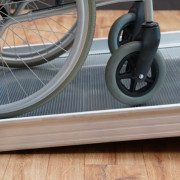 Rampe d'accès large avec main courante