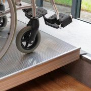 Rampe d'accès large avec main courante