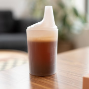 Gobelet à long bec verseur