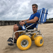 Fauteuil roulant de plage dédié aux PMR