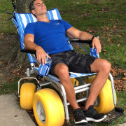 Fauteuil roulant de plage dédié aux PMR