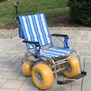 Fauteuil roulant de plage dédié aux PMR