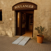 Rampe d'accès pliable Eco aux normes ERP pour PMR - Tous Ergo