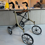 Déambulateur à roulettes...