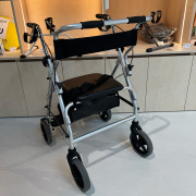 Déambulateur 4 roues...