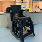 Fauteuil roulant de WC...
