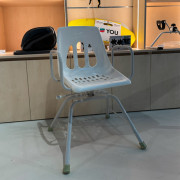 Chaise de douche pivotante...