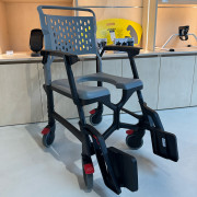 Fauteuil roulant de douche...