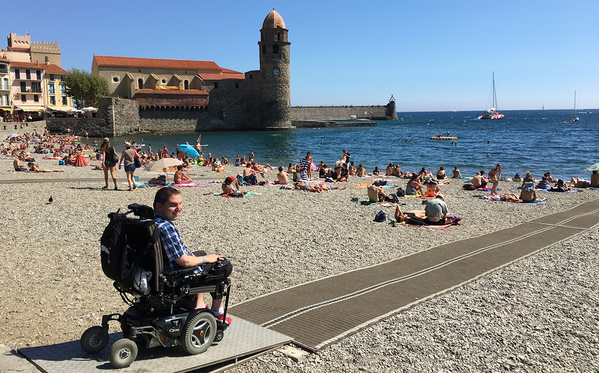 Handilol : La plage de Collioure avec tapis de cheminement pour approcher la mer