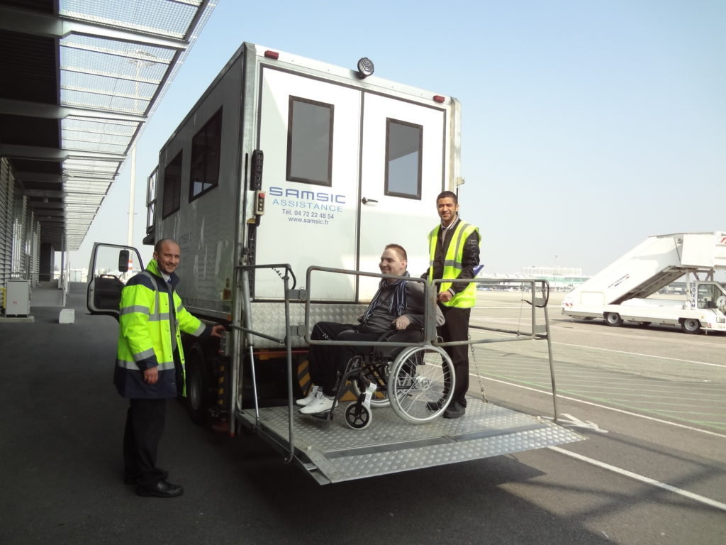 Rudy à bord de l'Ambulift à l'aéroport de Lyon en 2013