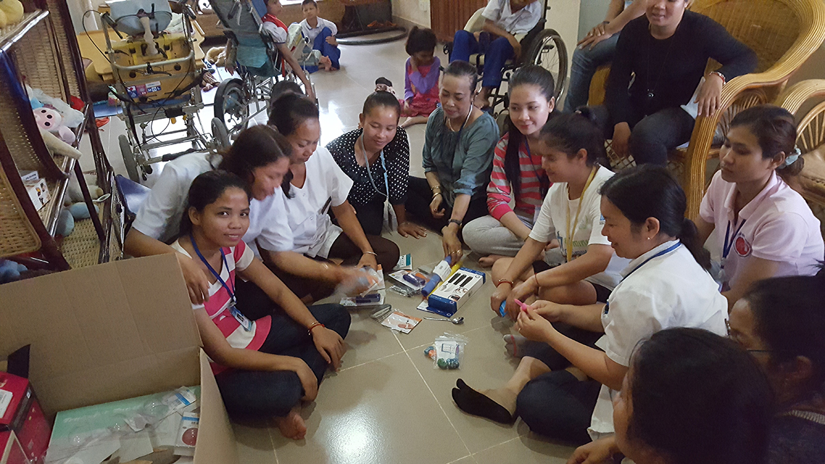 enfants handicapés au Cambodge découvrent les aides techniques envoyées par Tous ergo