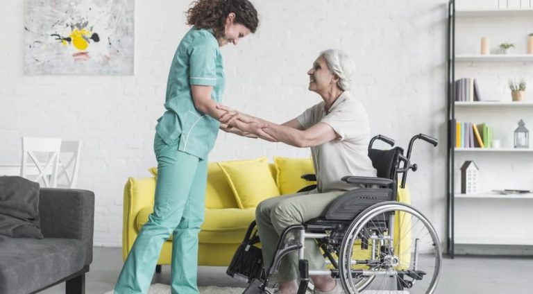 Auxiliaire de vie : une aide humaine nécessaire à l’autonomie