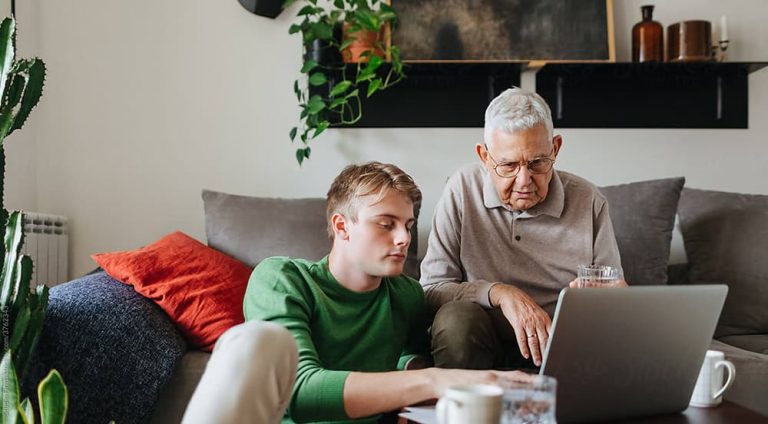 Arnaques et escroqueries en ligne des personnes âgées : comment les éviter ?