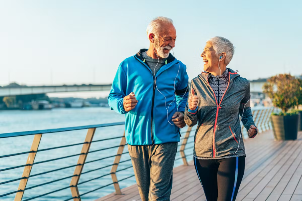 senior, sport l'été, marche rapide