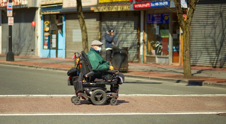 Dois‑je assurer mon fauteuil roulant électrique comme un VTM ?