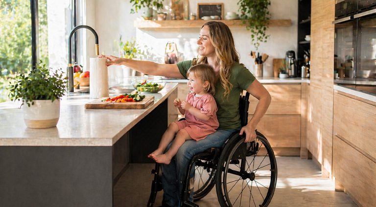 Cuisiner en fauteuil roulant : les 5 accessoires qui changent la vie